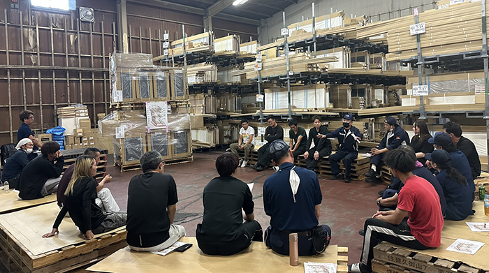 倉庫でミーティング中の社員