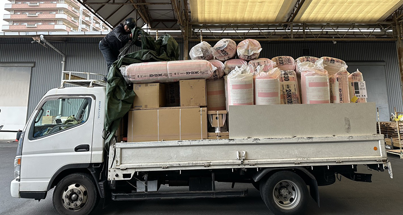 荷物満載の平トラック